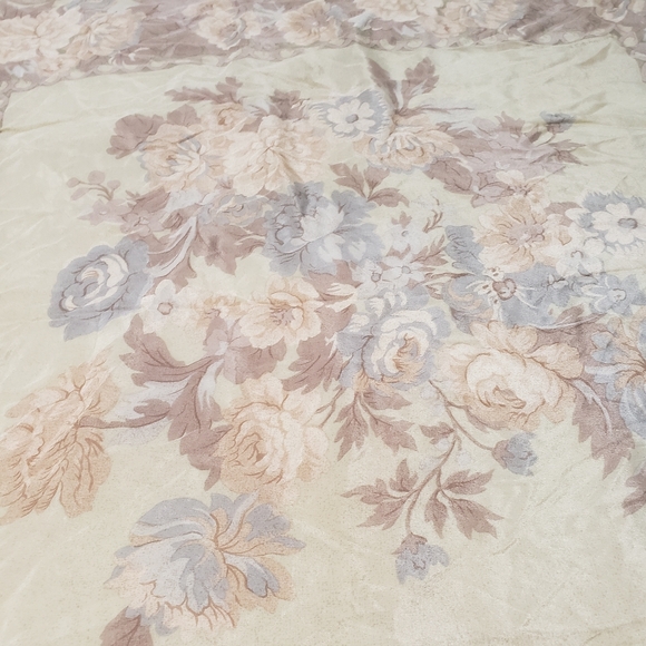 Light pastel tone color scarf floral roses - Picture 2 of 2